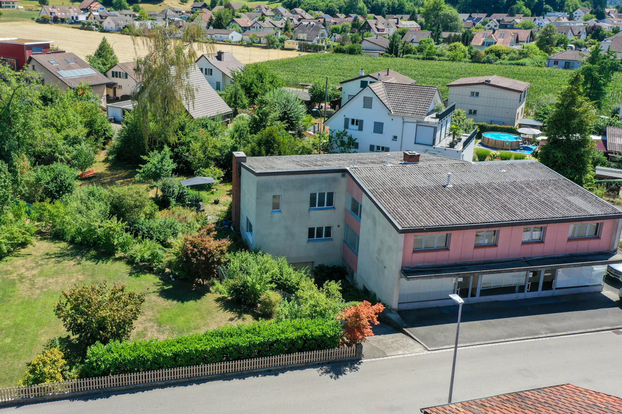 Oggetto di ristrutturazione con potenziale per casa a due famiglie o casa commerciale residenziale