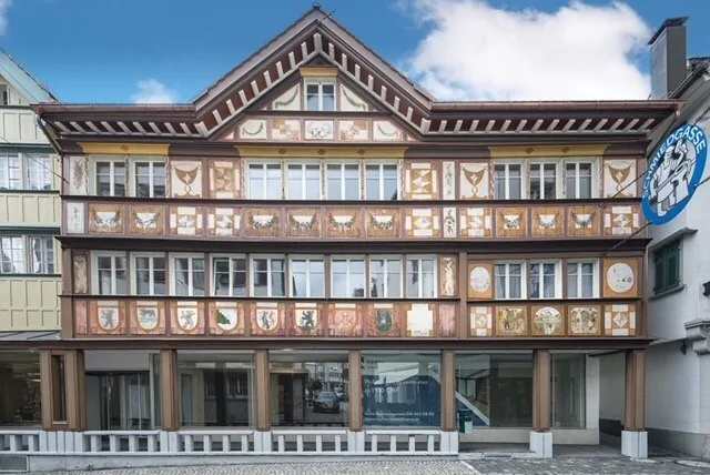 Sanierte 2.5 Zimmer-Wohnung in historischem Gebäude zu vermieten!