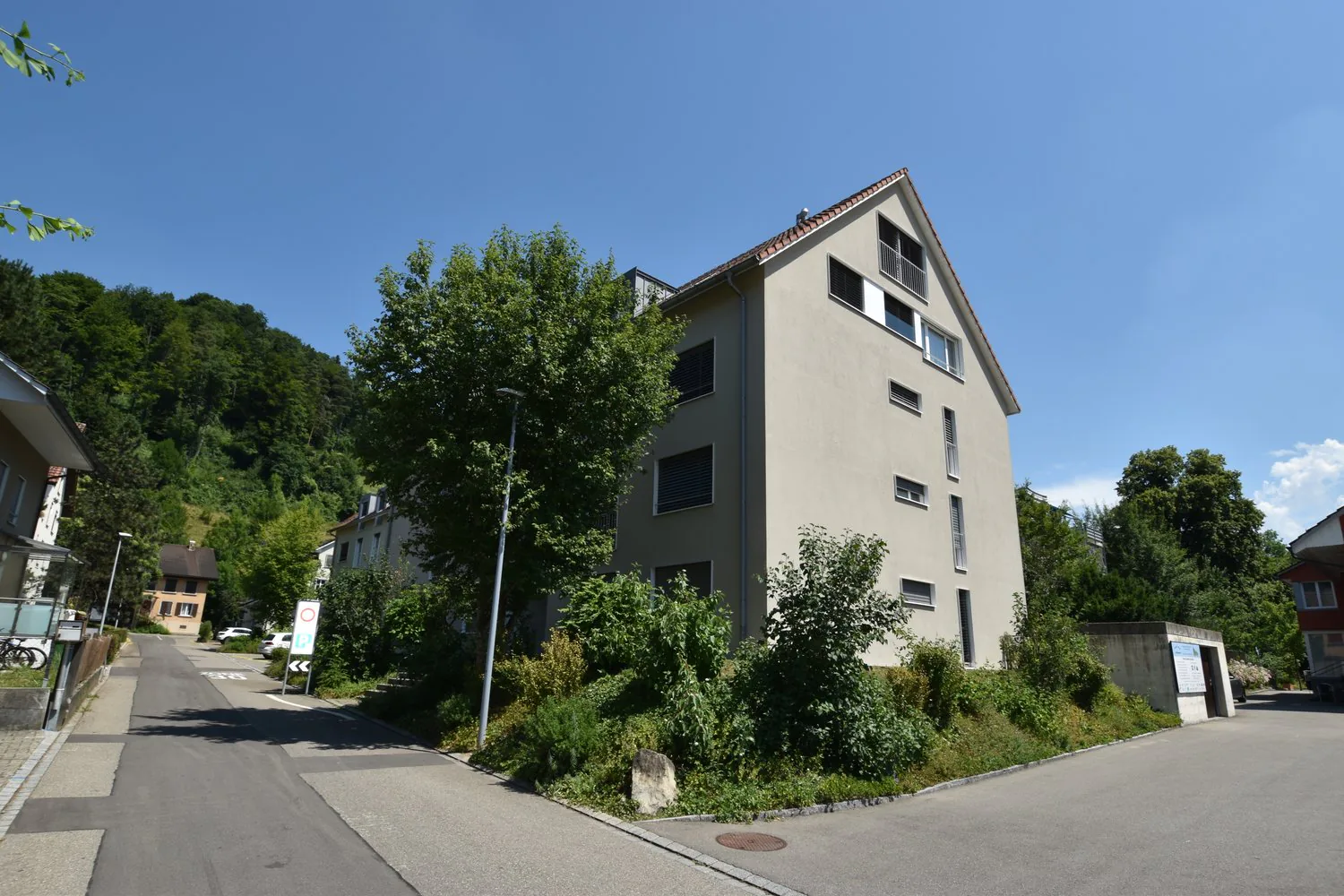 Appartement maisonnette spacieux et lumineux avec balcon dans un état de propriété