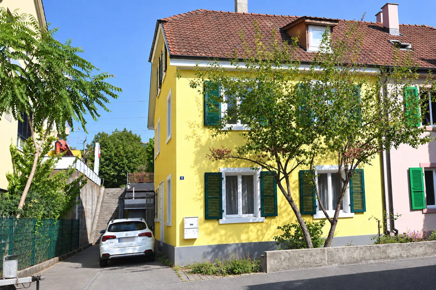 5.5 Zi.-Doppel-EFH mit Ateliergebäude & Werkstatt