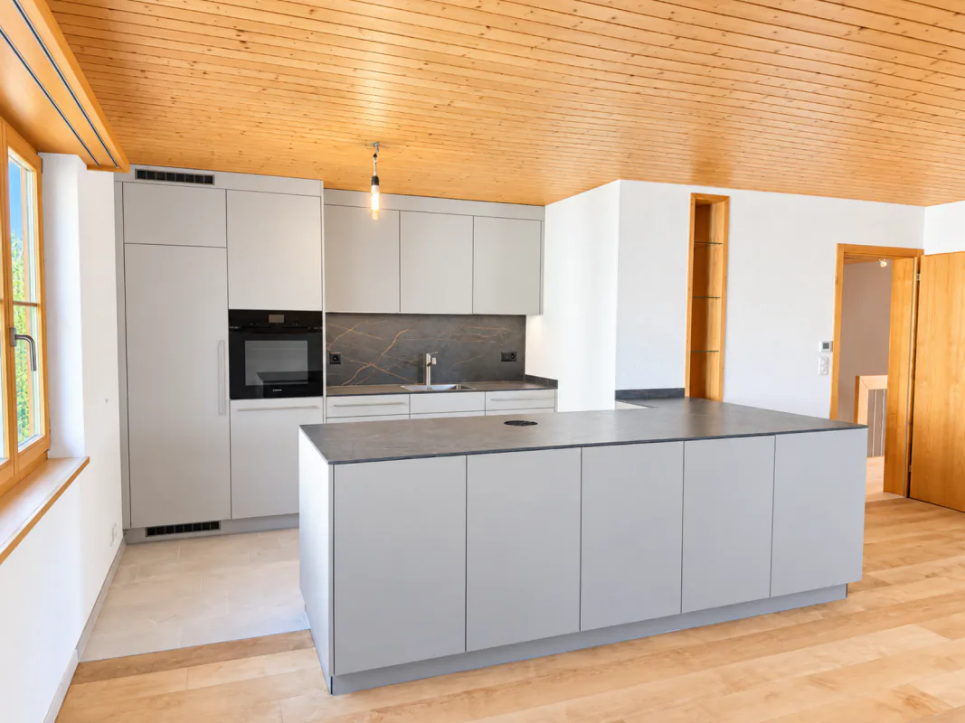 Grosszügige, teilsanierte Maisonette-Wohnung mit Sonnenterrasse an ruhiger Lage zu vermieten