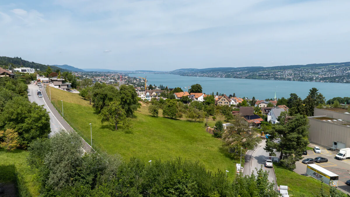 Building land with a view over Lake Zurich and the Alps