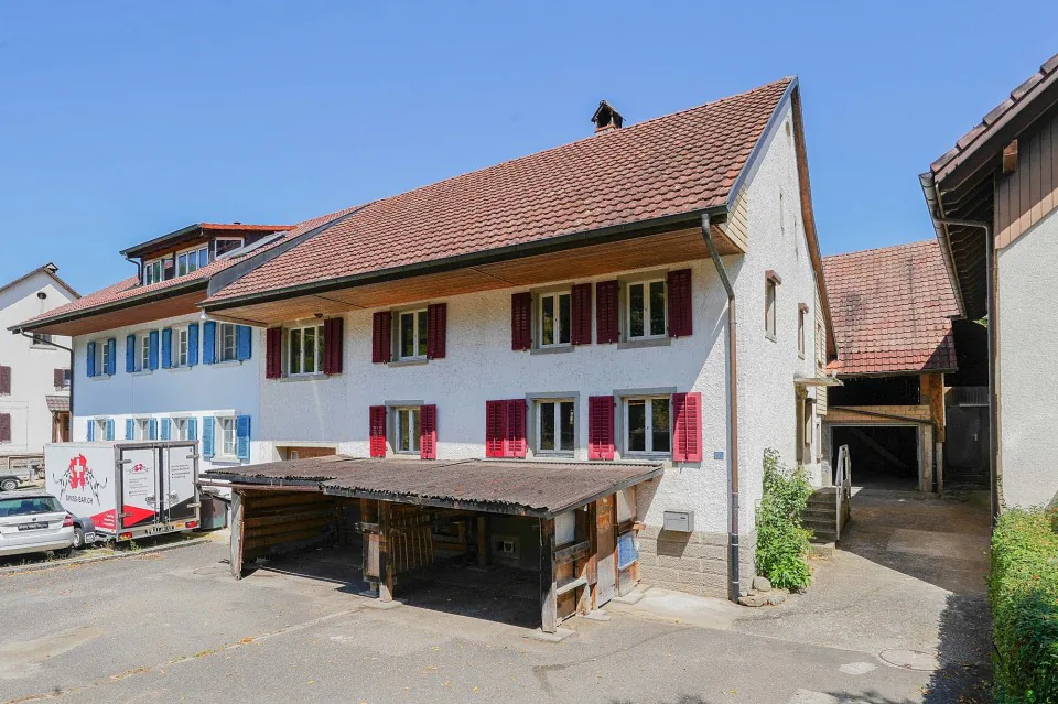 Property with plenty of space, surrounding area, and development potential