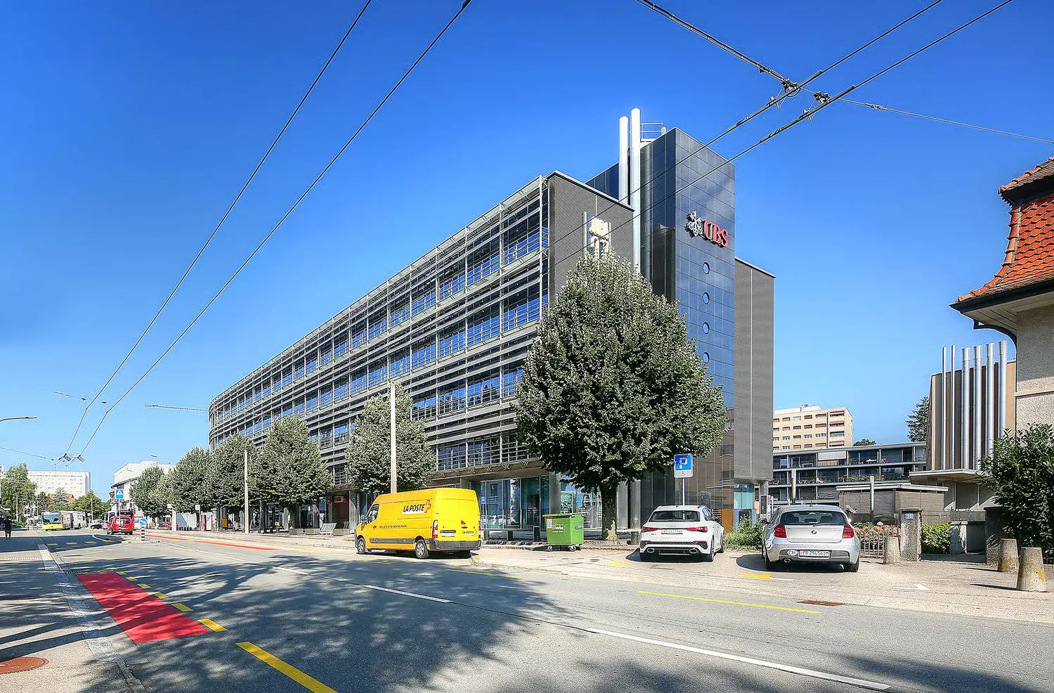 Air-conditioned office space in a very good location with high visibility!