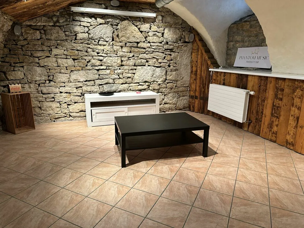 Carnotzet au sous-sol avec cuisine équipée