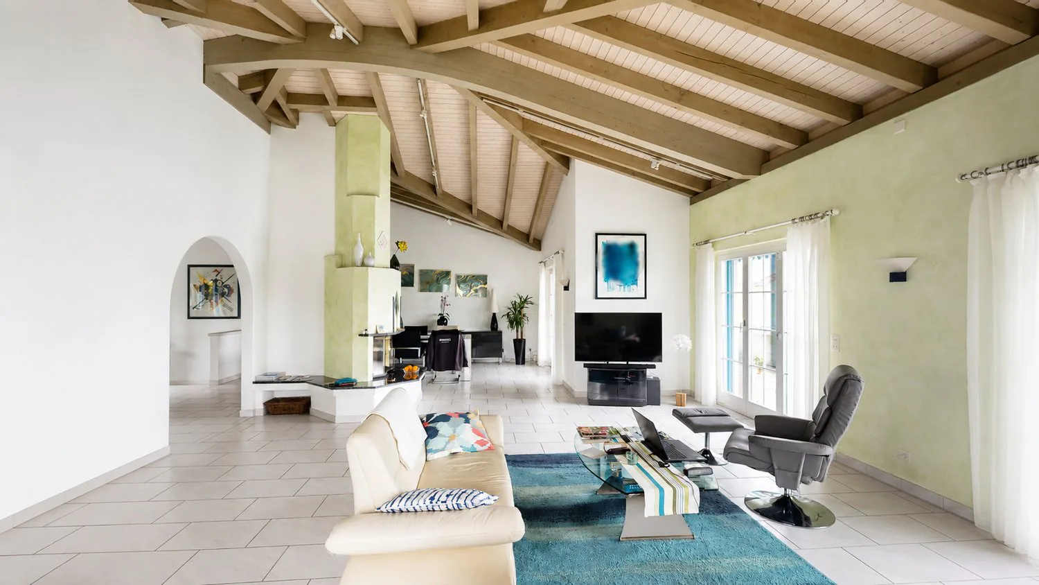 Spacious 6.5-room single-family house on the vineyard: panoramic views, sun, and plenty of privacy