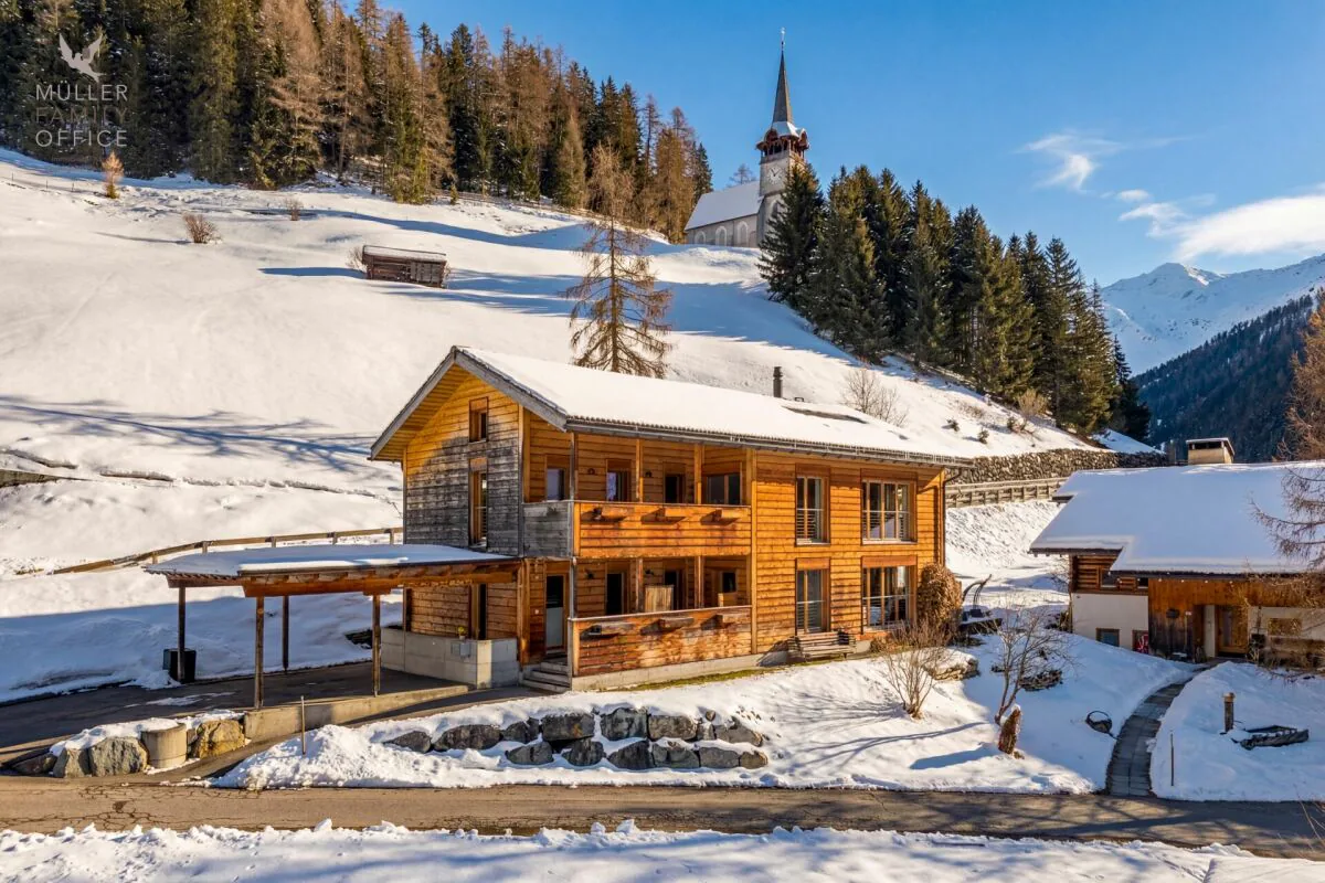 Casa in legno stilosa con charme alpino e concetto di vita e energia sostenibile