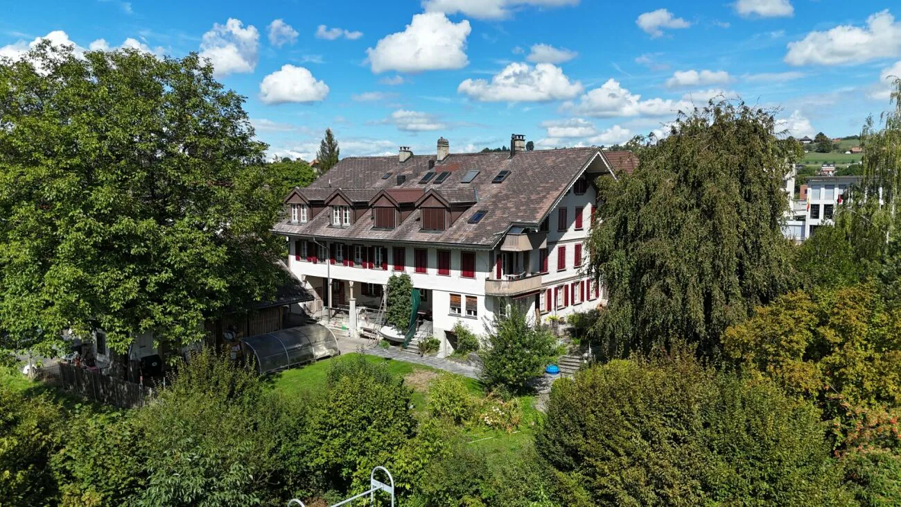 Maison multifamiliale avec grande réserve de terrain constructible