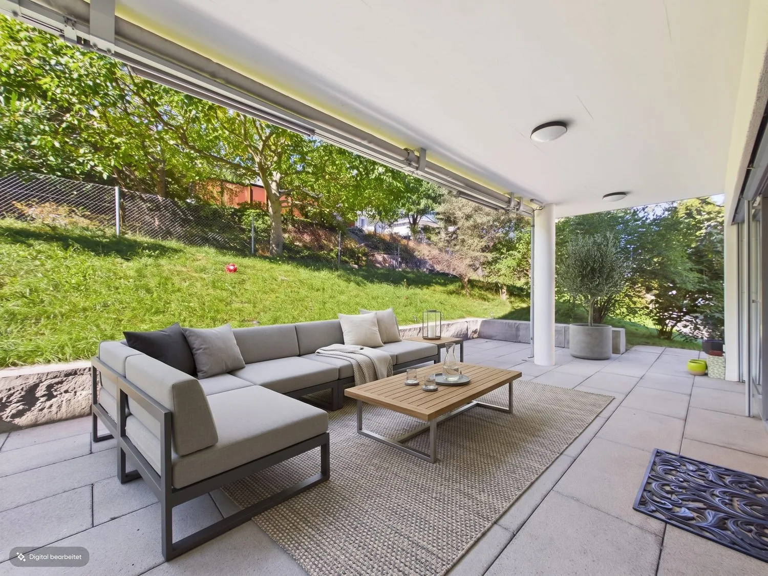Spacious 5.5-room terrace apartment for rent in Maur