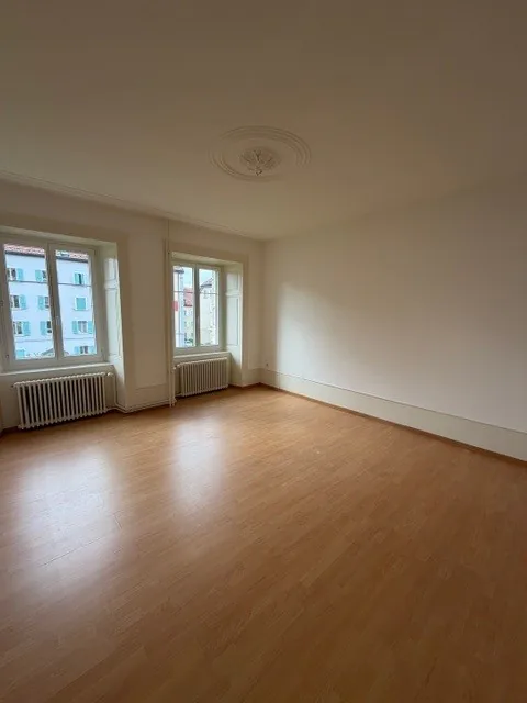 Wohnung mit 2.5 Zimmern im Erdgeschoss West, 1. Miete...