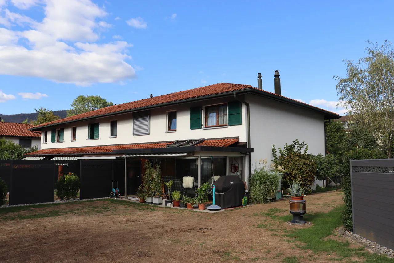 Casa angolare di 4,5 locali con ampio ambiente e oasi di giardino privata!