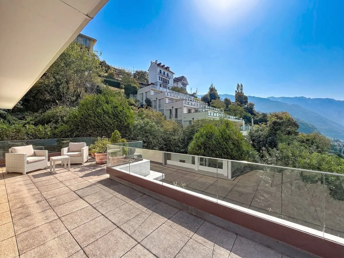 Un appartement baigné de lumière, une terrasse panoramique et une vue à couper le souffle sur le lac.