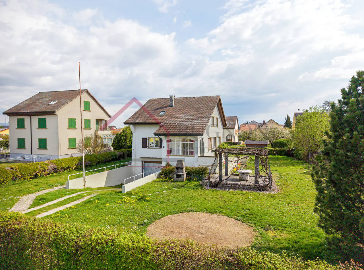 VILLA FAMILIALE AVEC JARDIN DANS UN QUARTIER RÉSIDENTIEL CALME