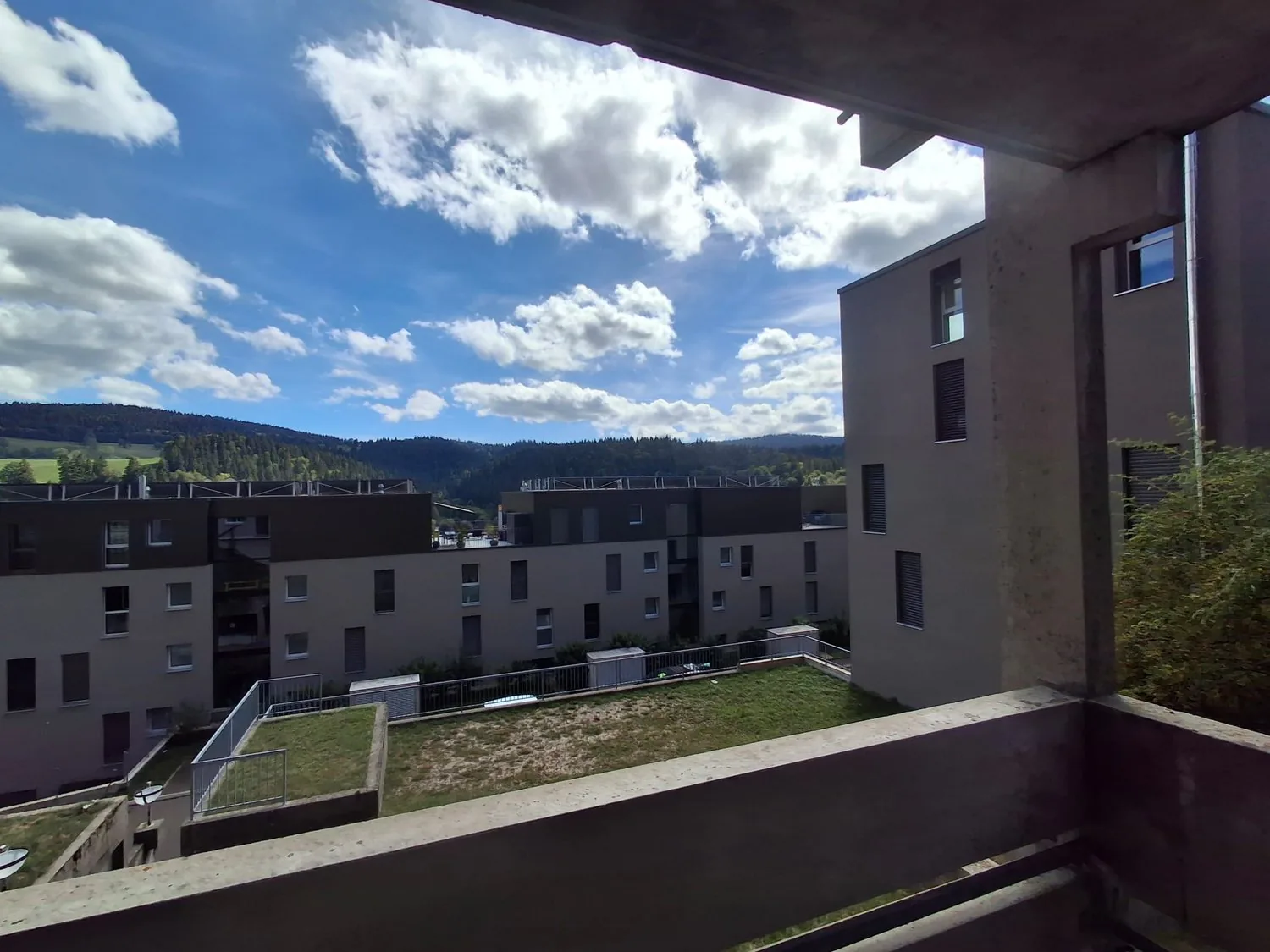 Helles 2.5-Zimmer-Wohnung mit Balkon in Le Locle