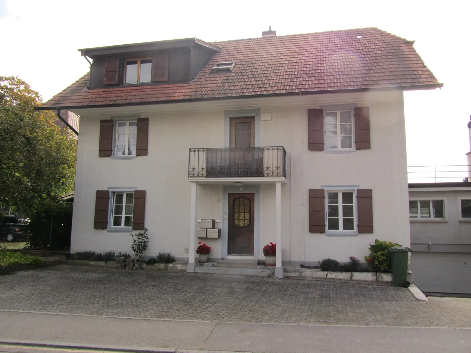 Appartement mansardé de 2,5 pièces rénové avec vue sur le lac à Murten