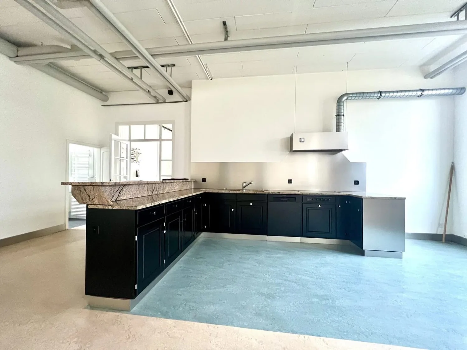 Loft de 2,5 pièces avec 180 m² et cuisine ouverte à Oberdorf à louer