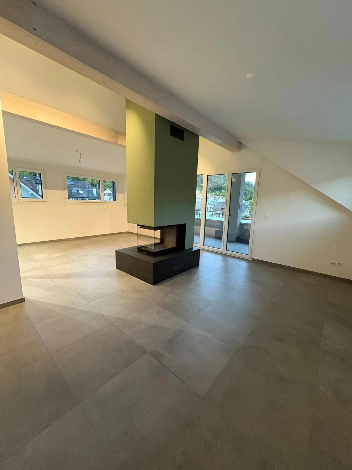 Maisonette 4.5 Pièces avec Cheminée et Terrasse à Louer à Zunzgen