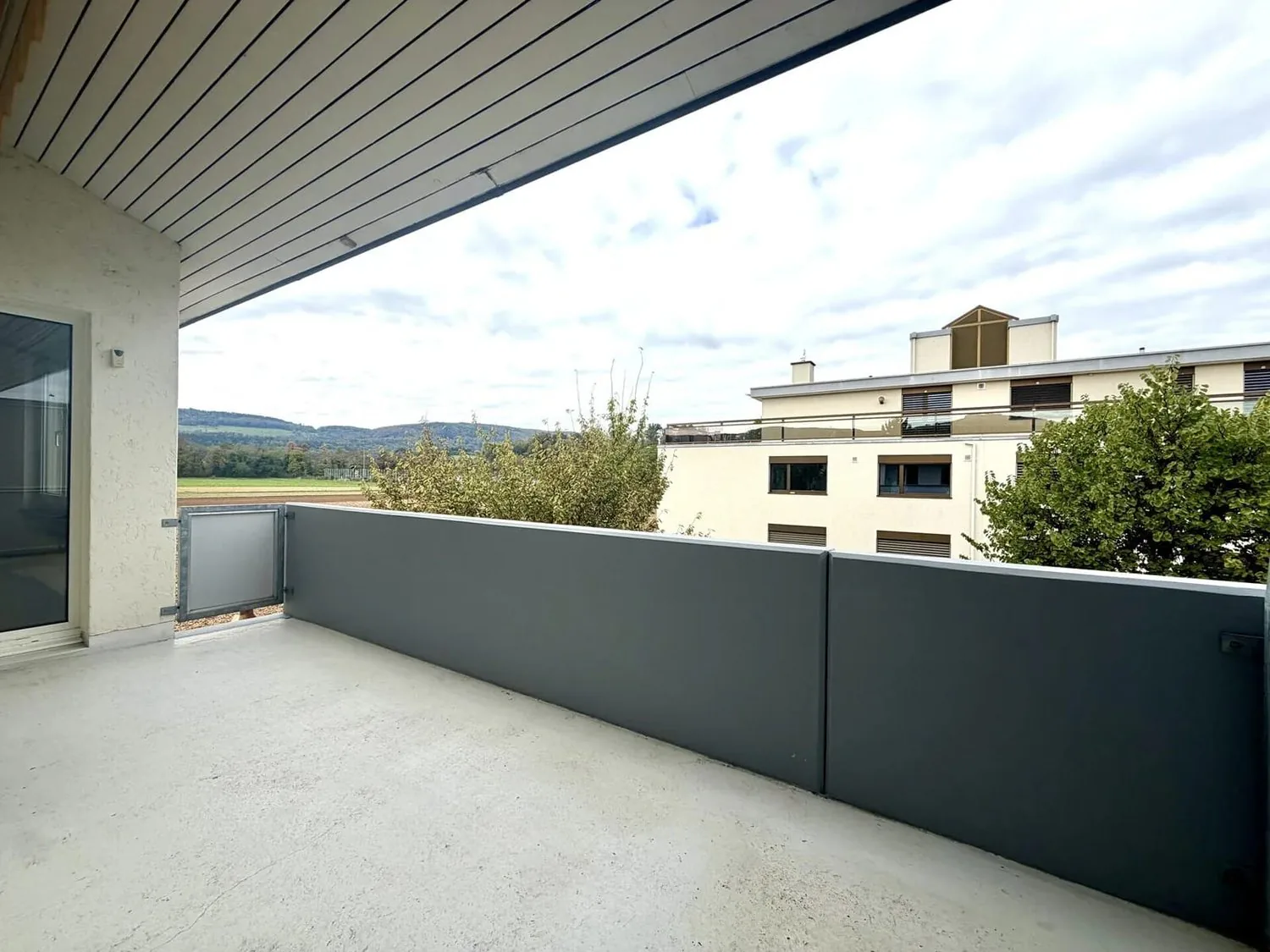 Appartement de 4,5 pièces en mansarde avec balcon et vue panoramique à louer à Reinach