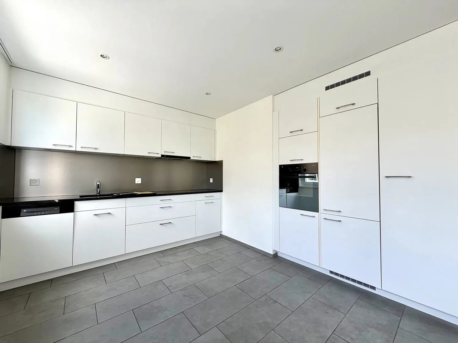 Appartement de 4,5 pièces rénové avec balcon et ascenseur à Laufen